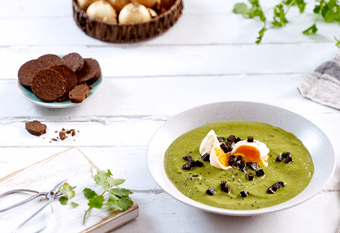 Rezept: Brokkoli-Spinatsuppe mit pochiertem Ei und Pumpernickel-Croûtons
